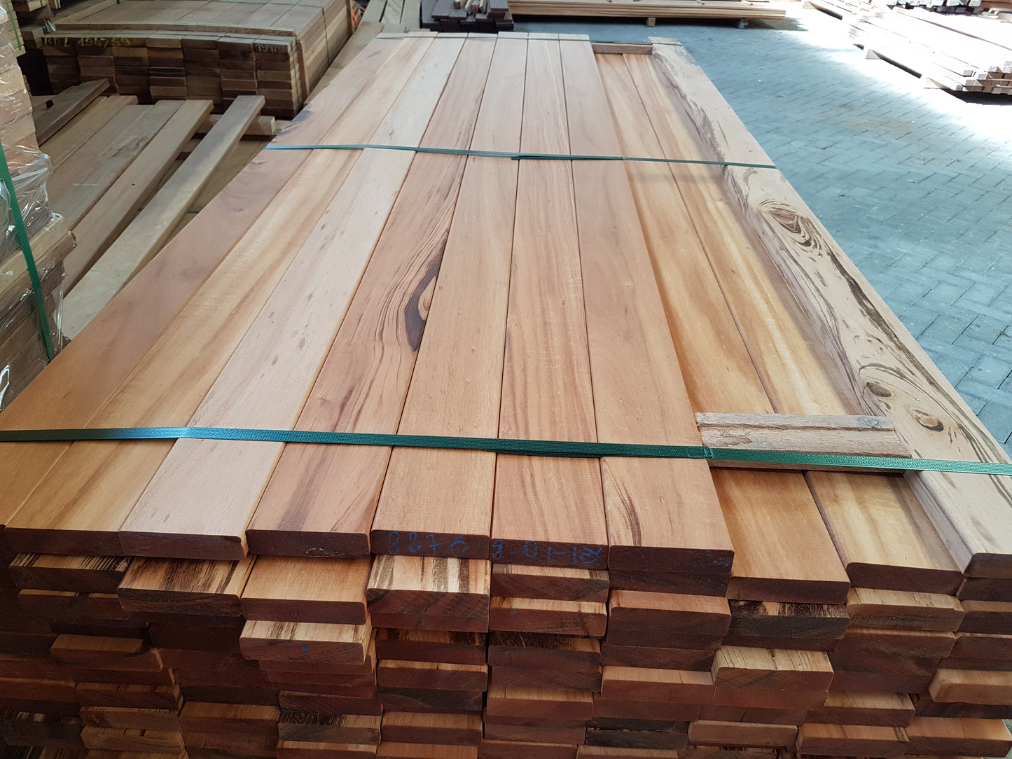 21mm x 140mm Glad geschaafde plank Muiracatiara breed €7,49 p/m
