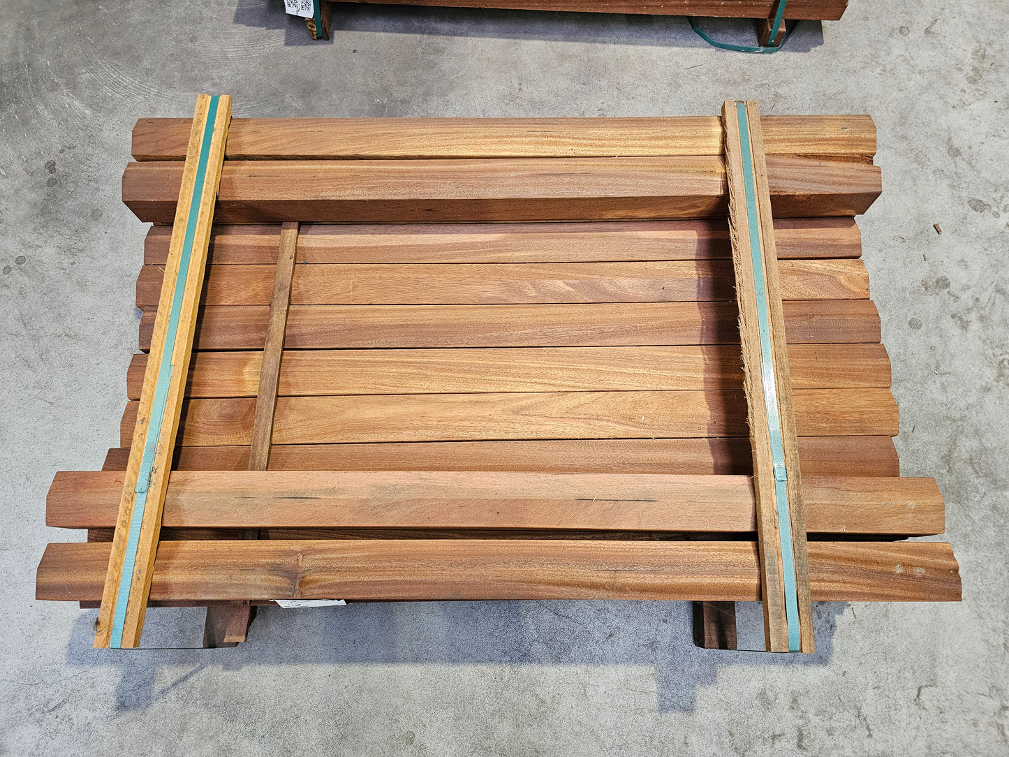 24x 1,30 meter Bovenregels. 90mm x 90mm €9,99 p/m!!! Okan