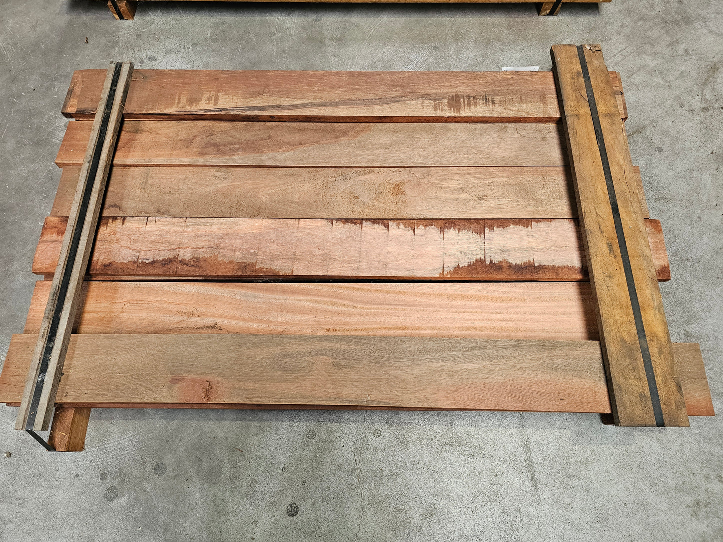 13x 1,50 meter gezaagde planken. 25mm x 150mm €3,99 p/m!!! Angelim Vermelho