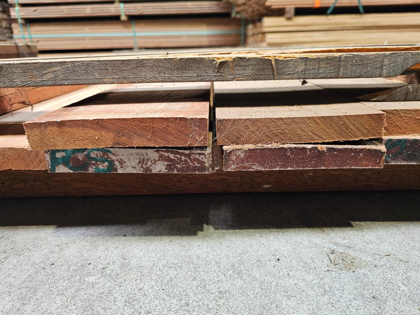 13x 1,50 meter gezaagde planken. 25mm x 150mm €3,99 p/m!!! Angelim Vermelho