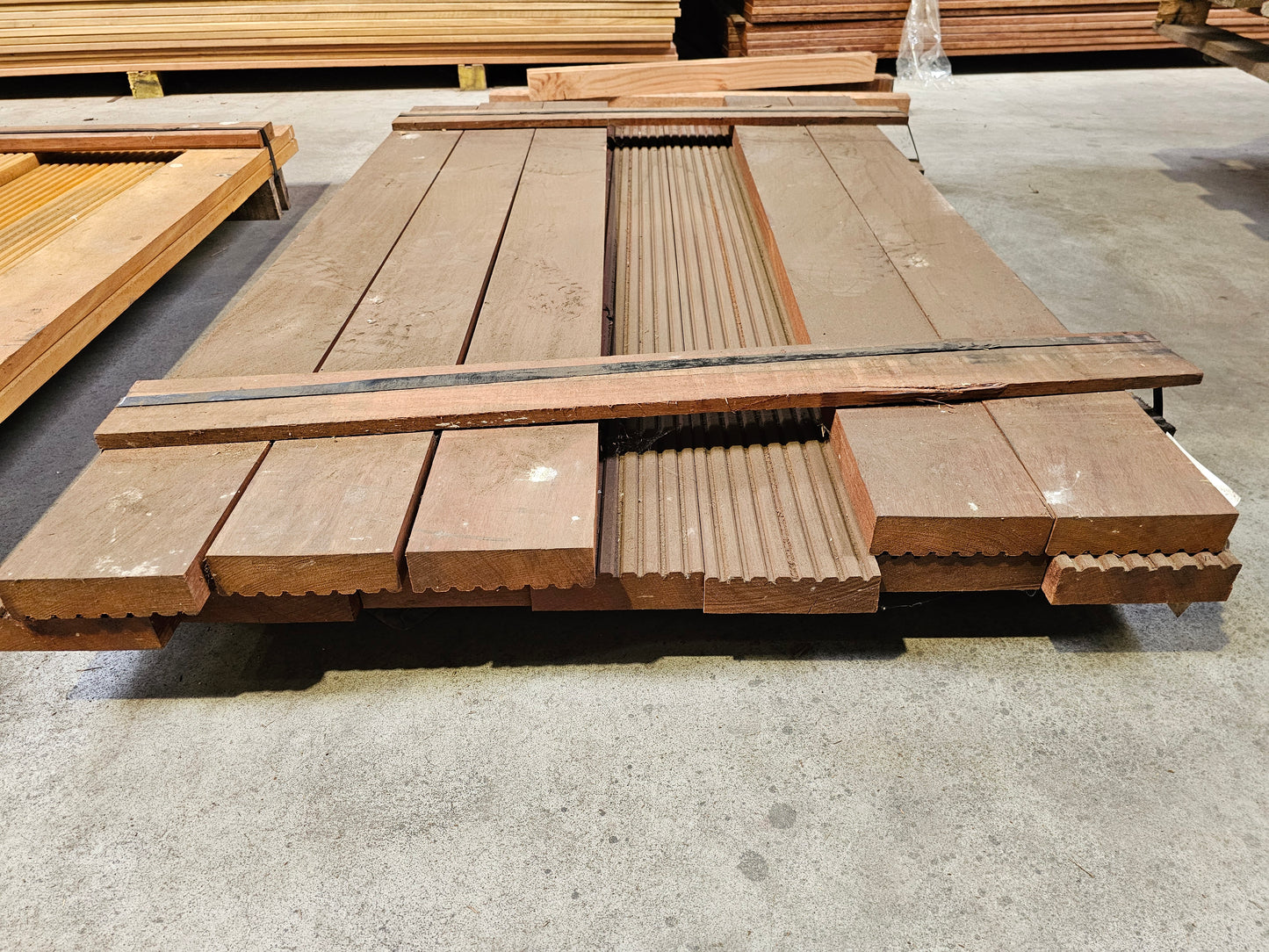 12x 1,50 meter extra dikke vlonderplanken. 40mm x 140mm €7,33 p/m!!! Angelim Vermelho