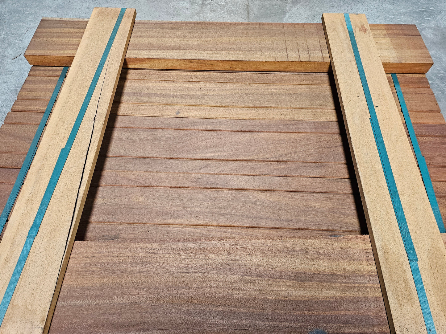 7x 1,25 meter extra dikke en brede vlonderplanken. 45mm x 190mm €11,99 p/m!!! Okan