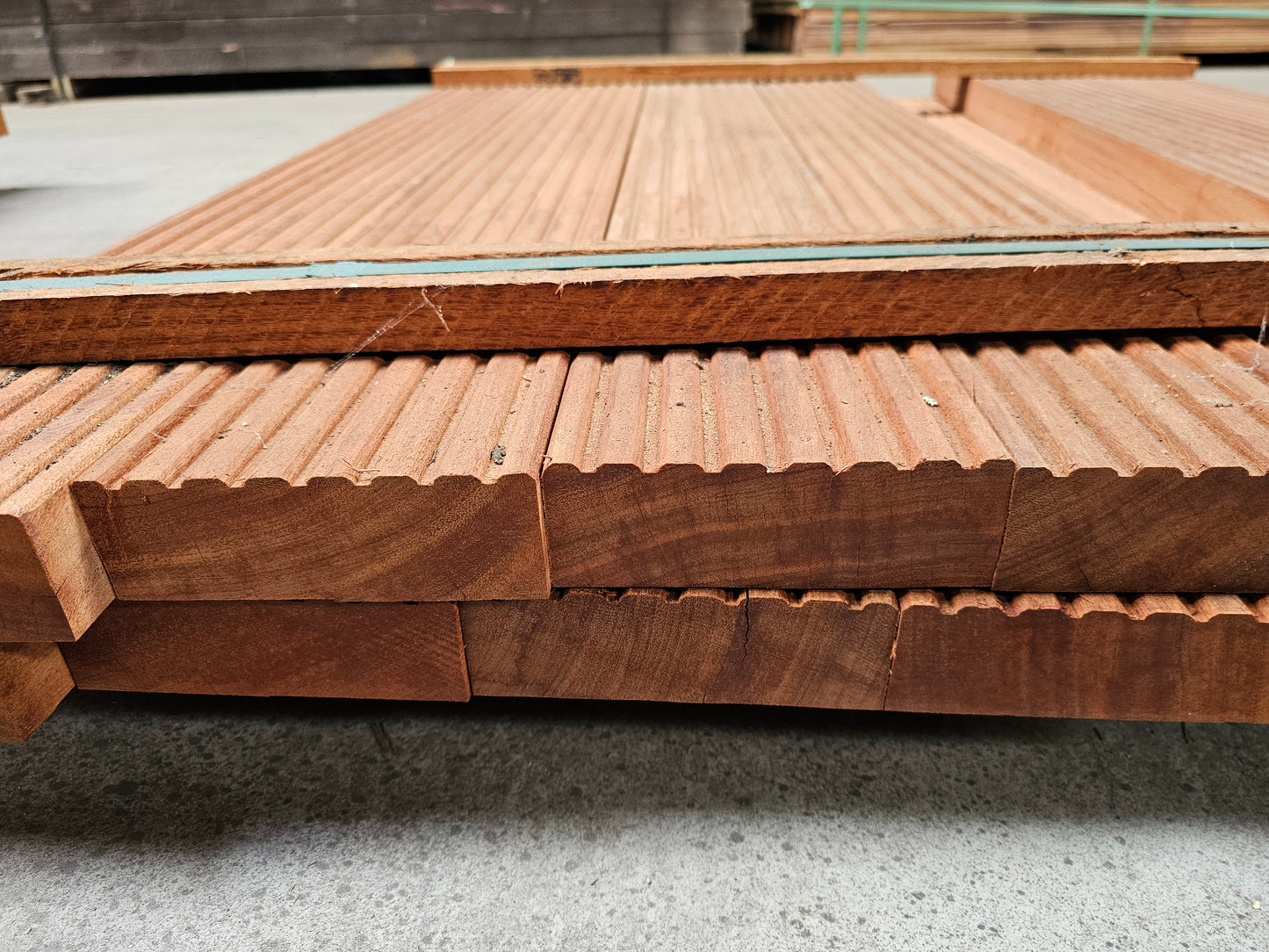 Voordeel!! 13x 1,25 meter extra dikke vlonderplanken met groeven. 45mm x 140mm €7,99 p/m!!! Angelim Vermelho