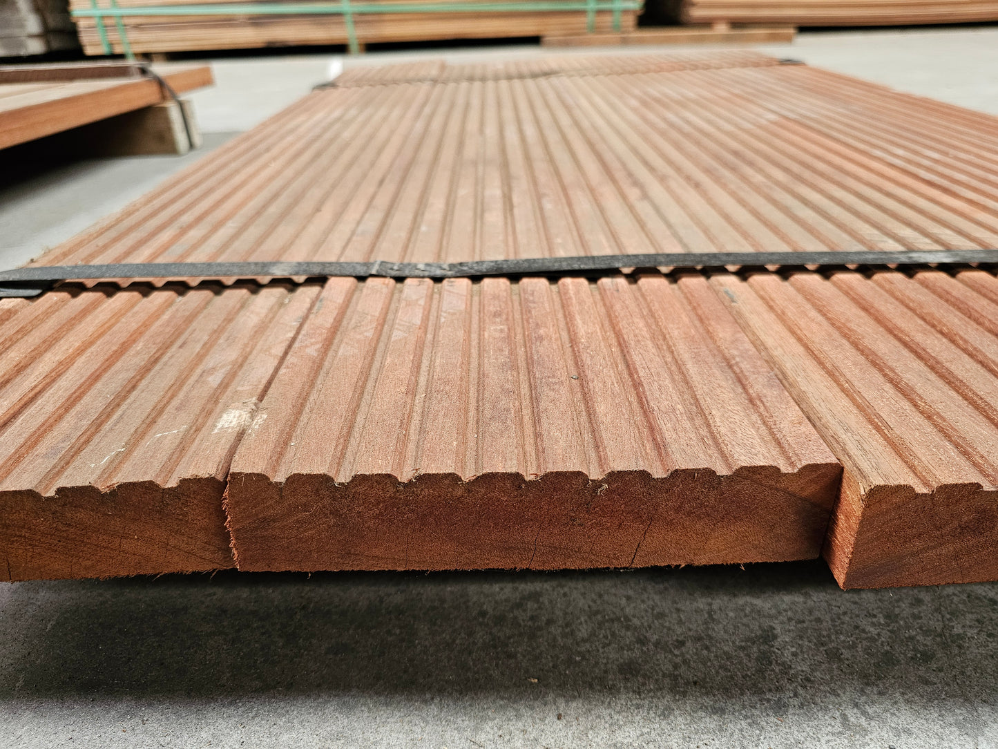 4x 1,25 meter extra dikke en brede vlonderplanken. 40mm x 190mm €10,99 p/m!!! Angelim Vermelho