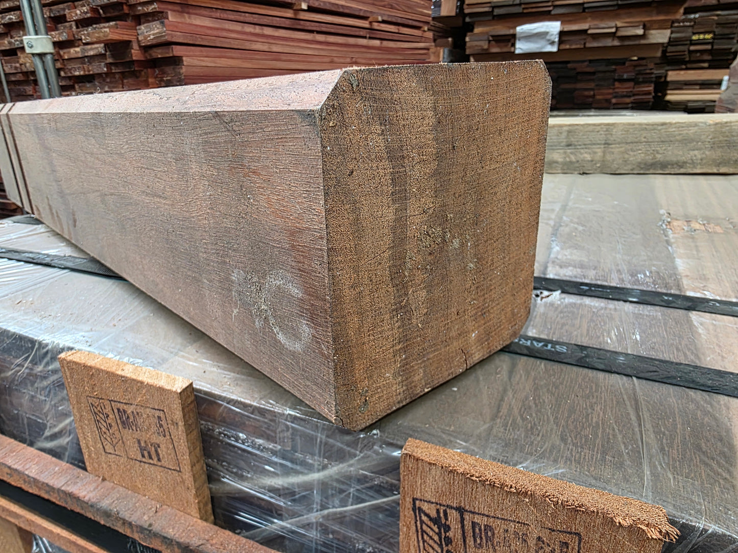 Koopje!! 16x 0,80 meter lange Antiparkeerpalen. 140mm x 140mm Angelim Vermelho €29 p/stuk!!!