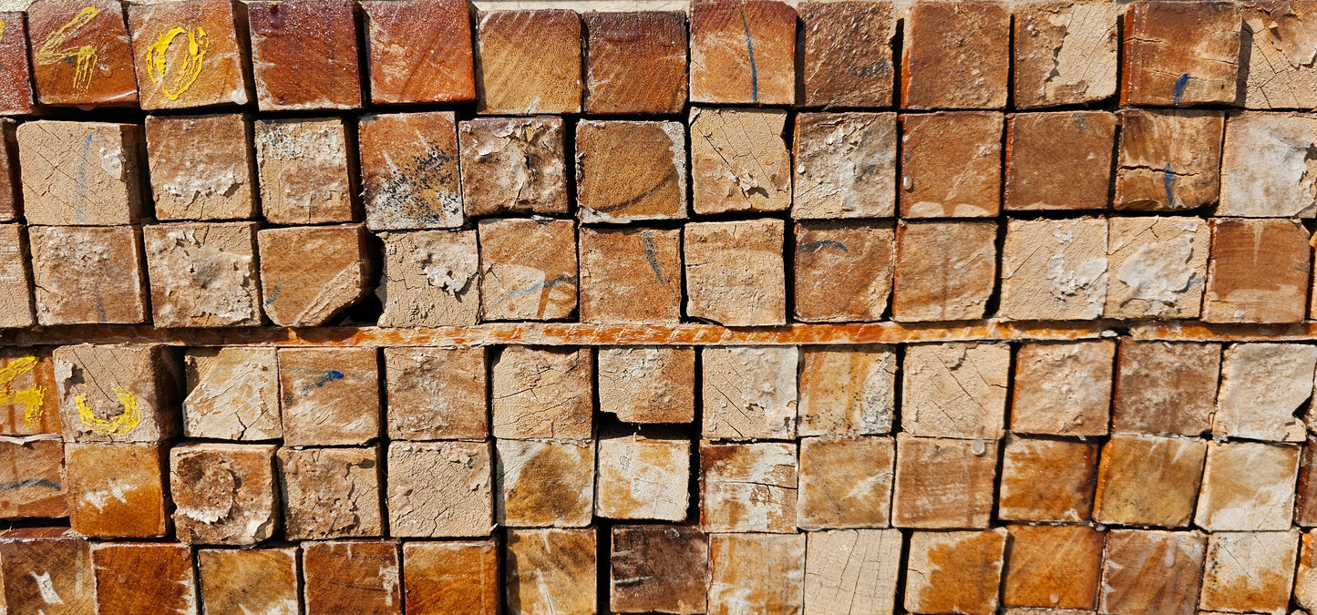 50mm x 50mm Vierkante gezaagde hardhouten paal met punt €3,49 p/m