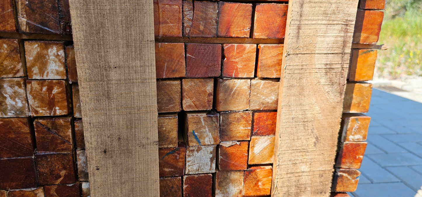 50mm x 50mm Vierkante gezaagde hardhouten paal met punt €3,49 p/m