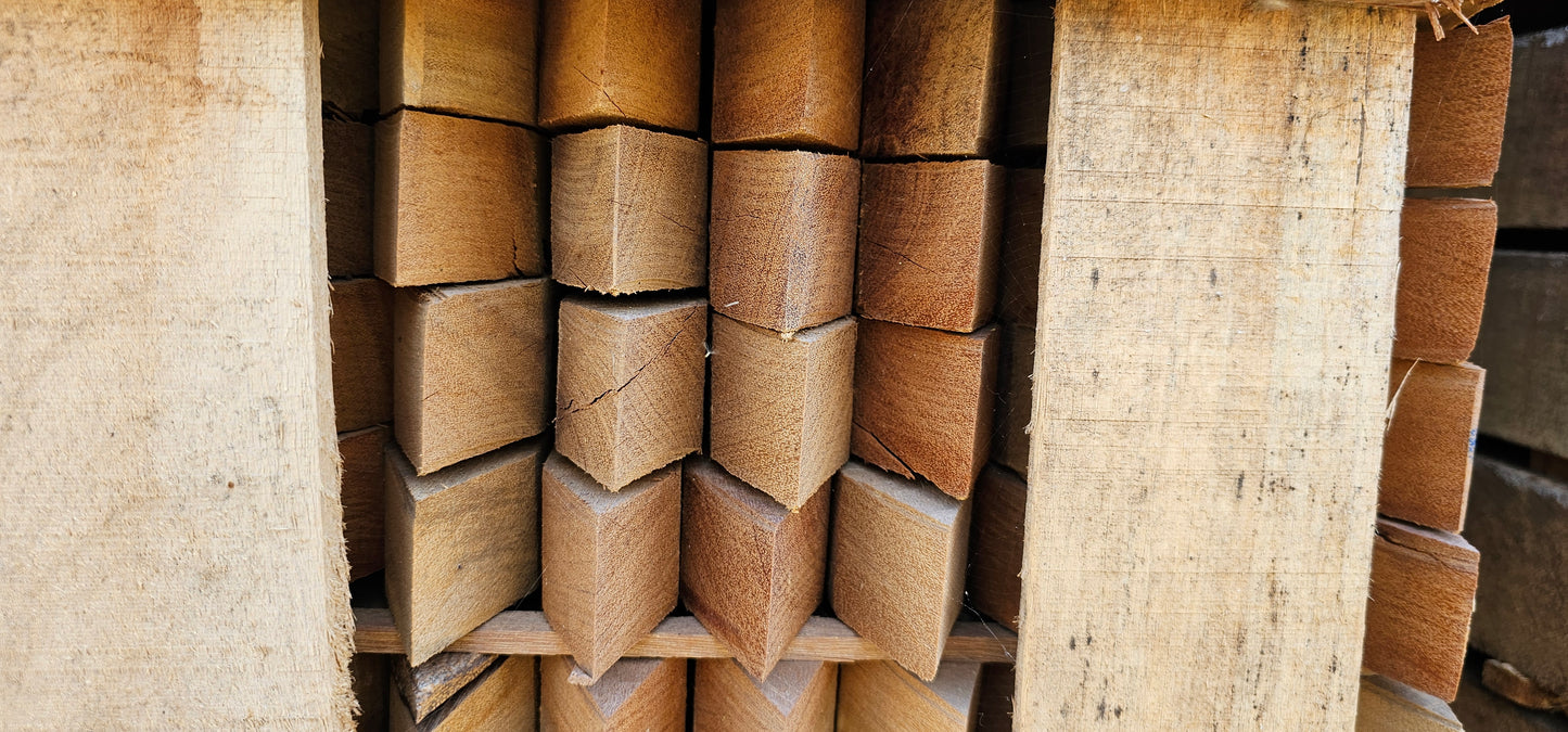 50mm x 50mm Vierkante gezaagde hardhouten paal met punt €3,49 p/m