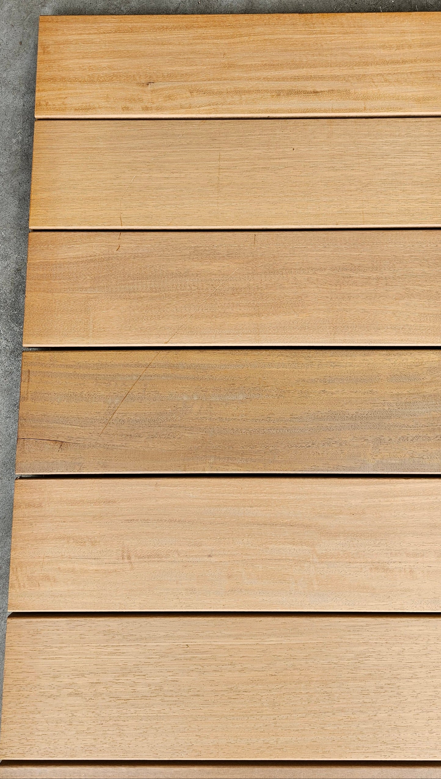 21mm x 120mm Glad geschaafde plank Tanibuca breed €7,99 p/m