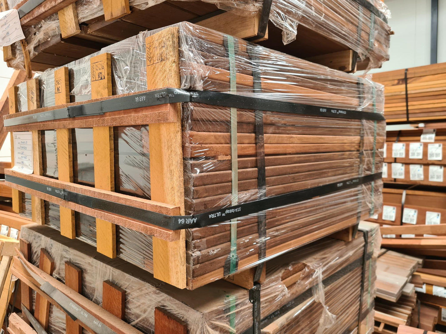 Promotie!! €4,36 per meter. Bundel 140 stuks, ong 18M2 Vlonderplanken 21mm x 145mm x 900mm Itauba