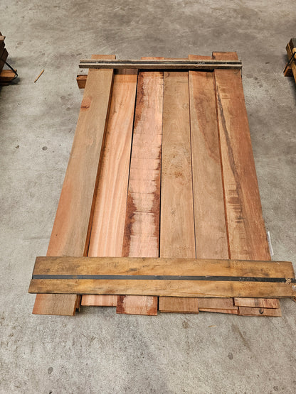 13x 1,50 meter gezaagde planken. 25mm x 150mm €3,99 p/m!!! Angelim Vermelho