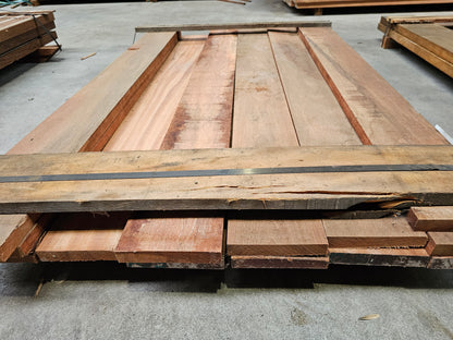 13x 1,50 meter gezaagde planken. 25mm x 150mm €3,99 p/m!!! Angelim Vermelho