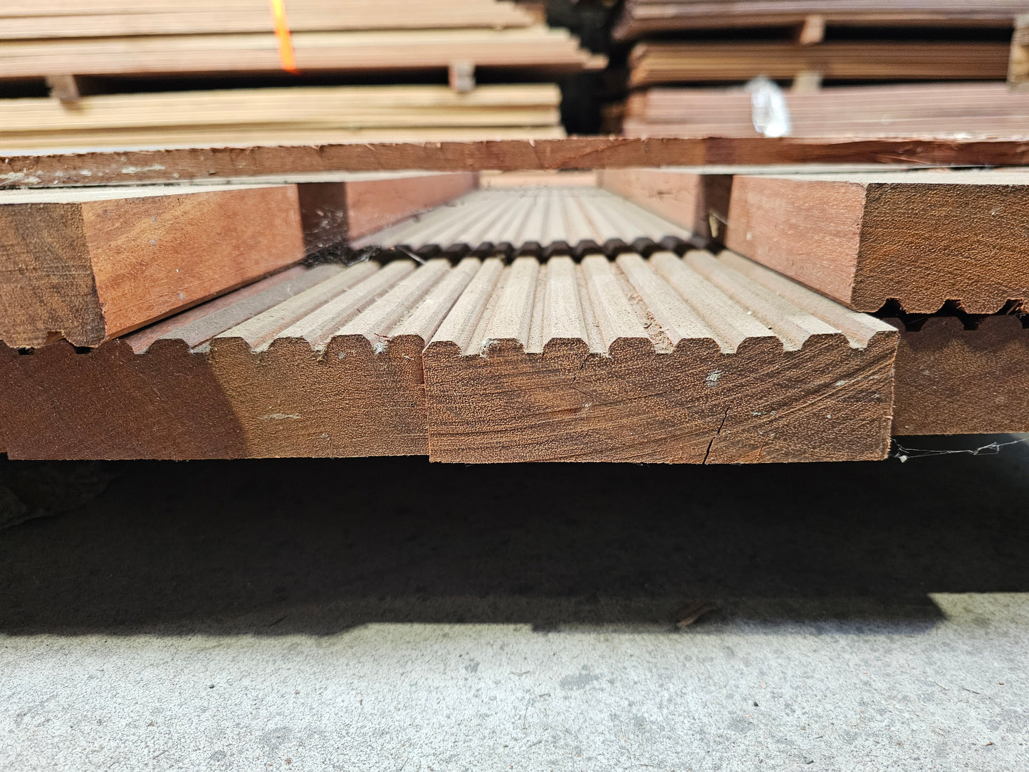 12x 1,50 meter extra dikke vlonderplanken. 40mm x 140mm €7,33 p/m!!! Angelim Vermelho