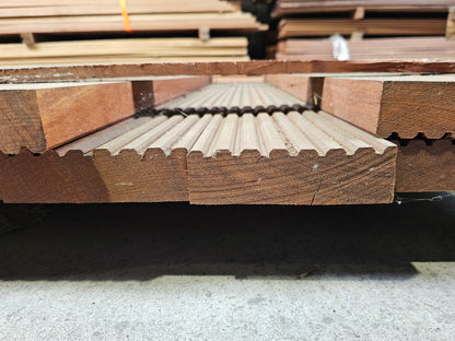 12x 1,50 meter extra dikke vlonderplanken. 40mm x 140mm €7,33 p/m!!! Angelim Vermelho