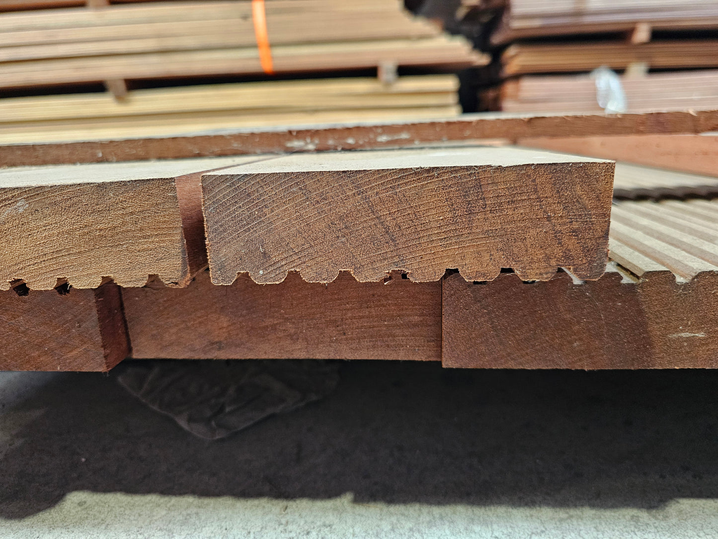 12x 1,50 meter extra dikke vlonderplanken. 40mm x 140mm €7,33 p/m!!! Angelim Vermelho